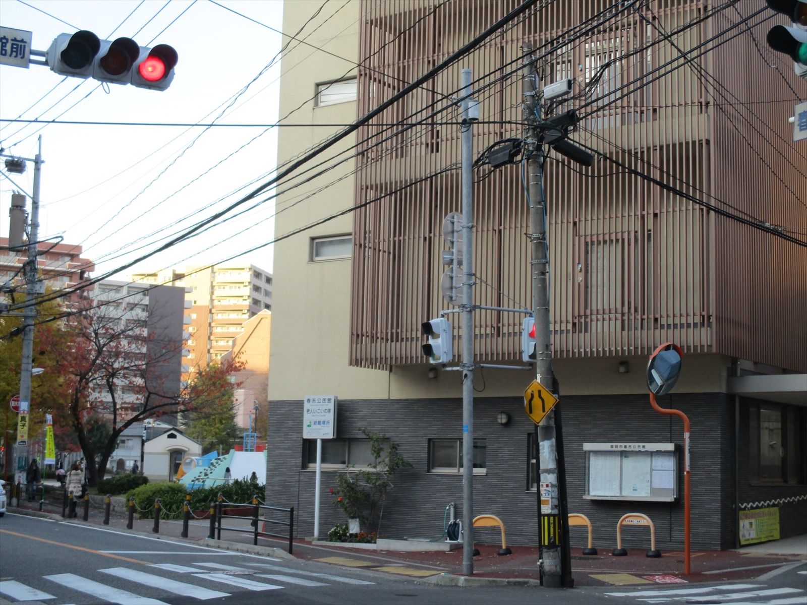 向かいの春吉公民館