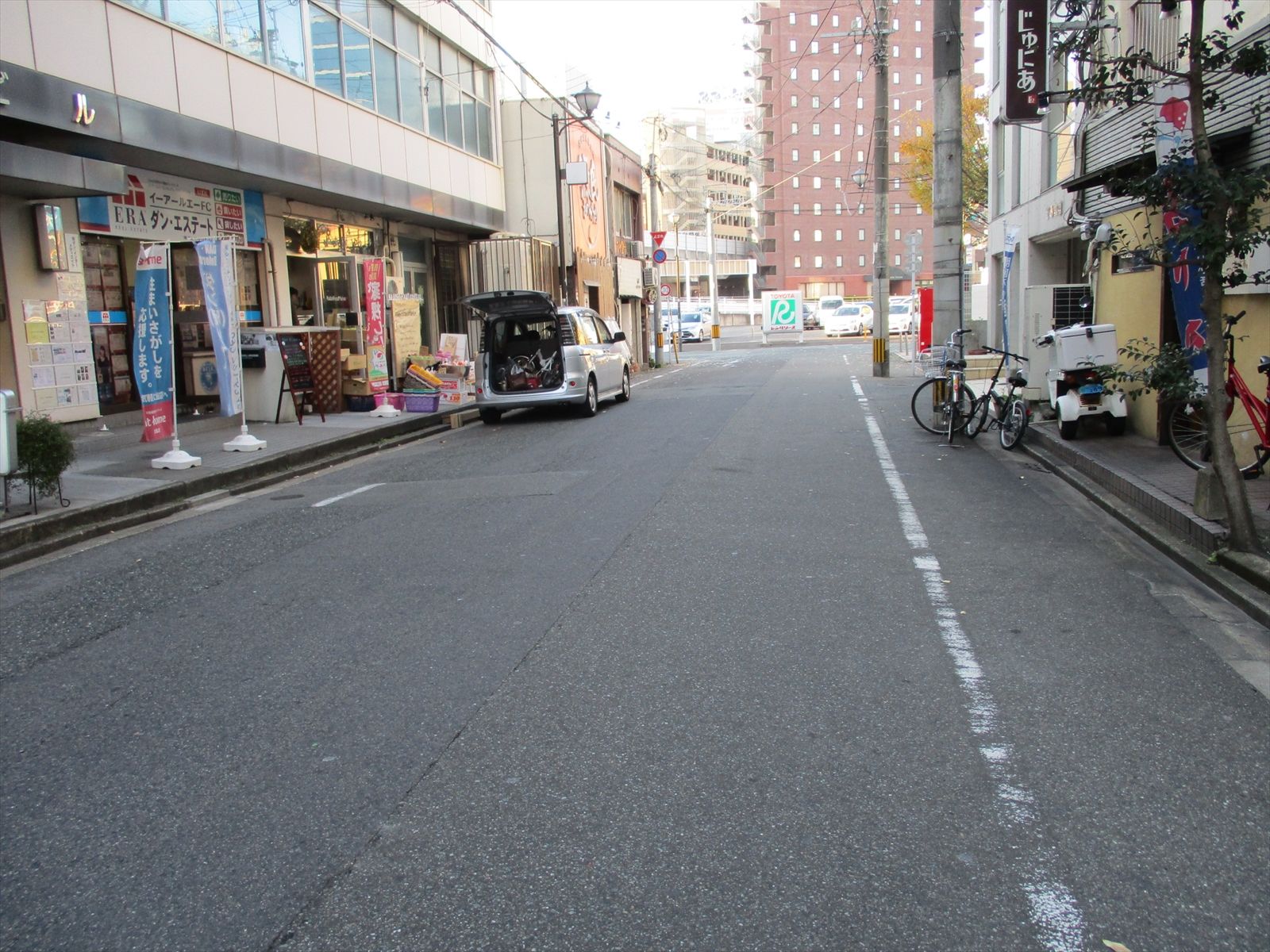 オフィスビル前面の通り