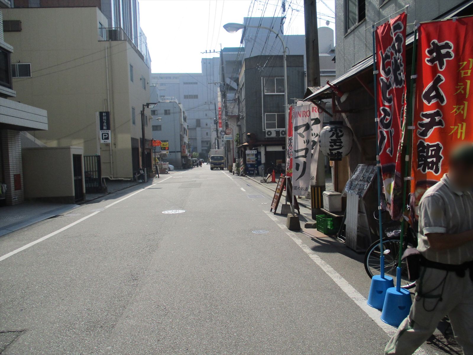 周辺はオフィスビル、飲食店が並ぶ