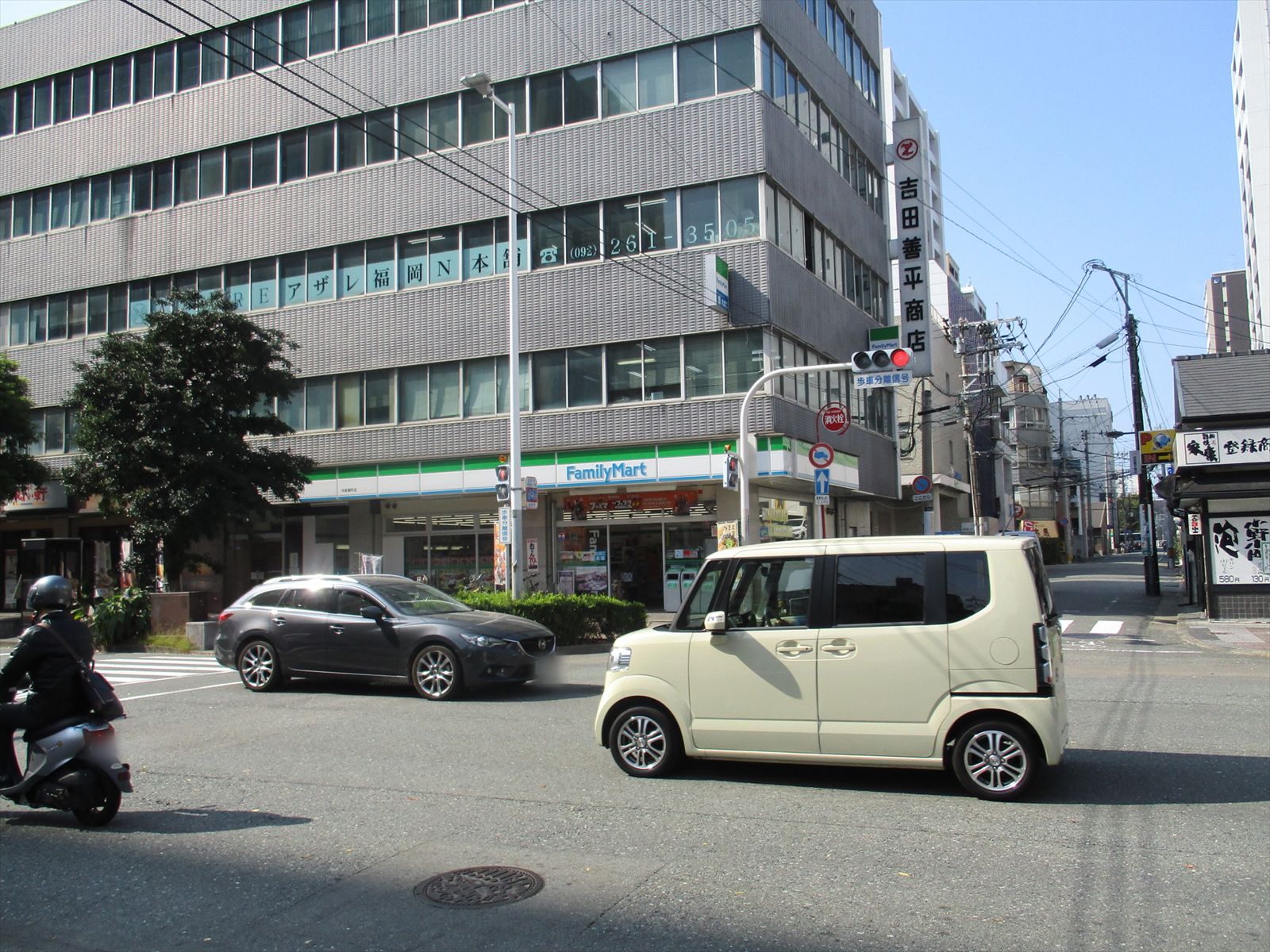 通り沿いのファミリーマート中呉服町店
