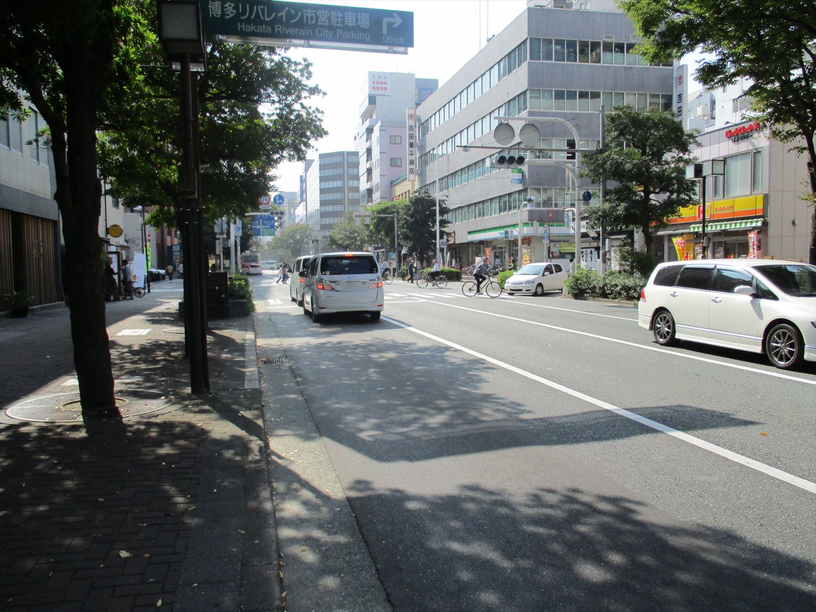 オフィスビル前面の明治通り