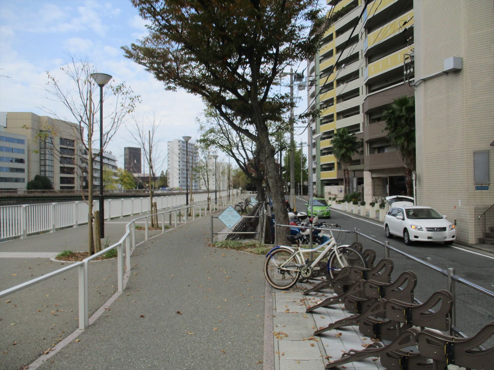 オフィスビル前面の那珂川通り