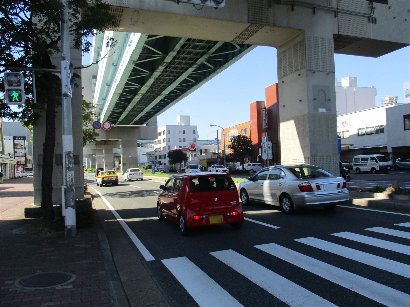 隣の空港通り