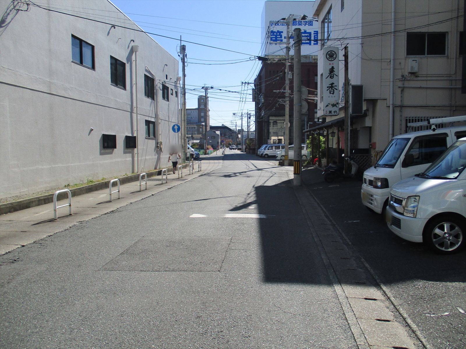 オフィスビル前面の通り