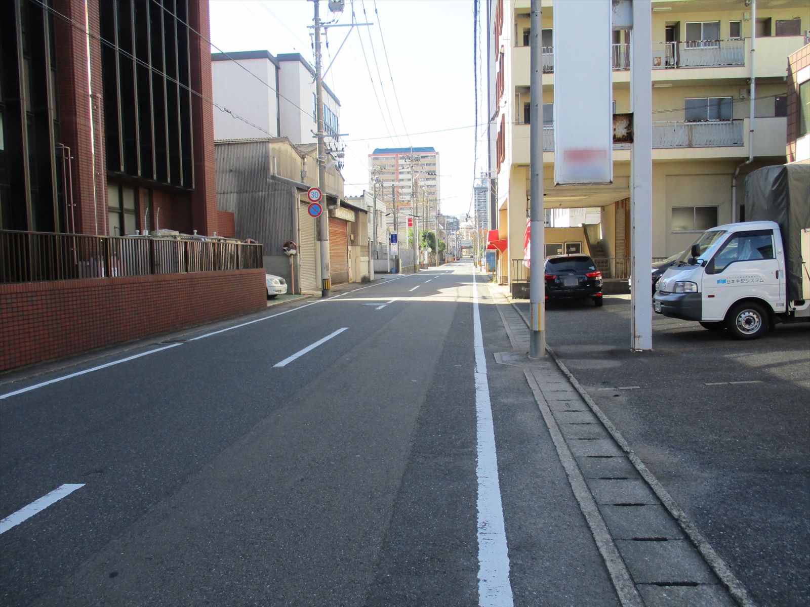 オフィスビル前面の通り