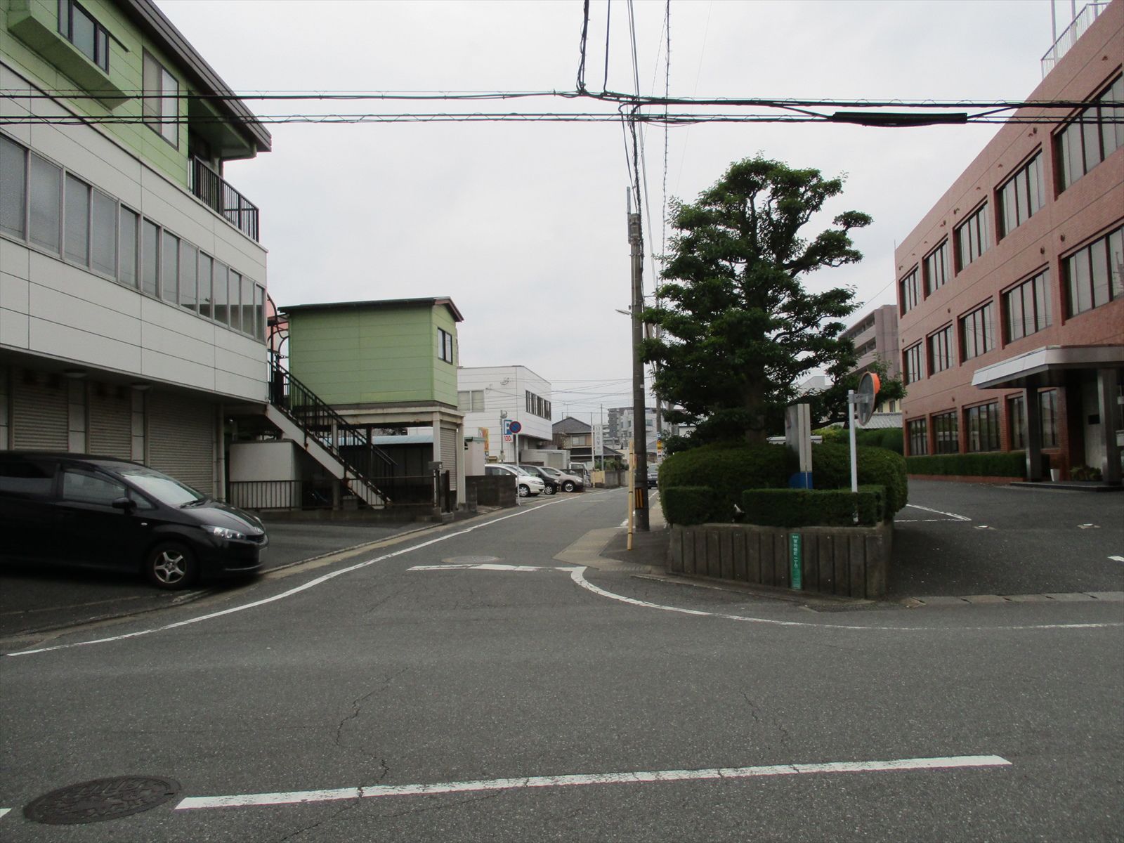 オフィスビル前面の通り