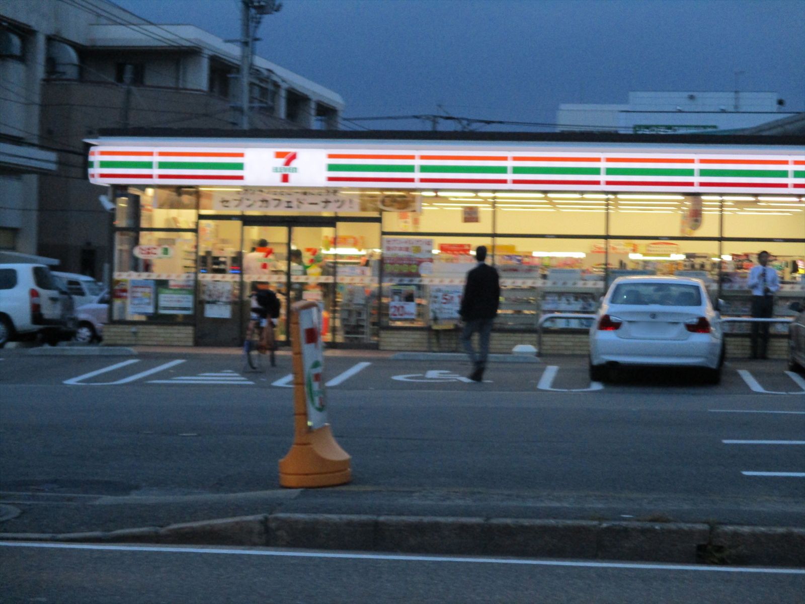通り沿いのセブンイレブン博多東那珂3丁目店