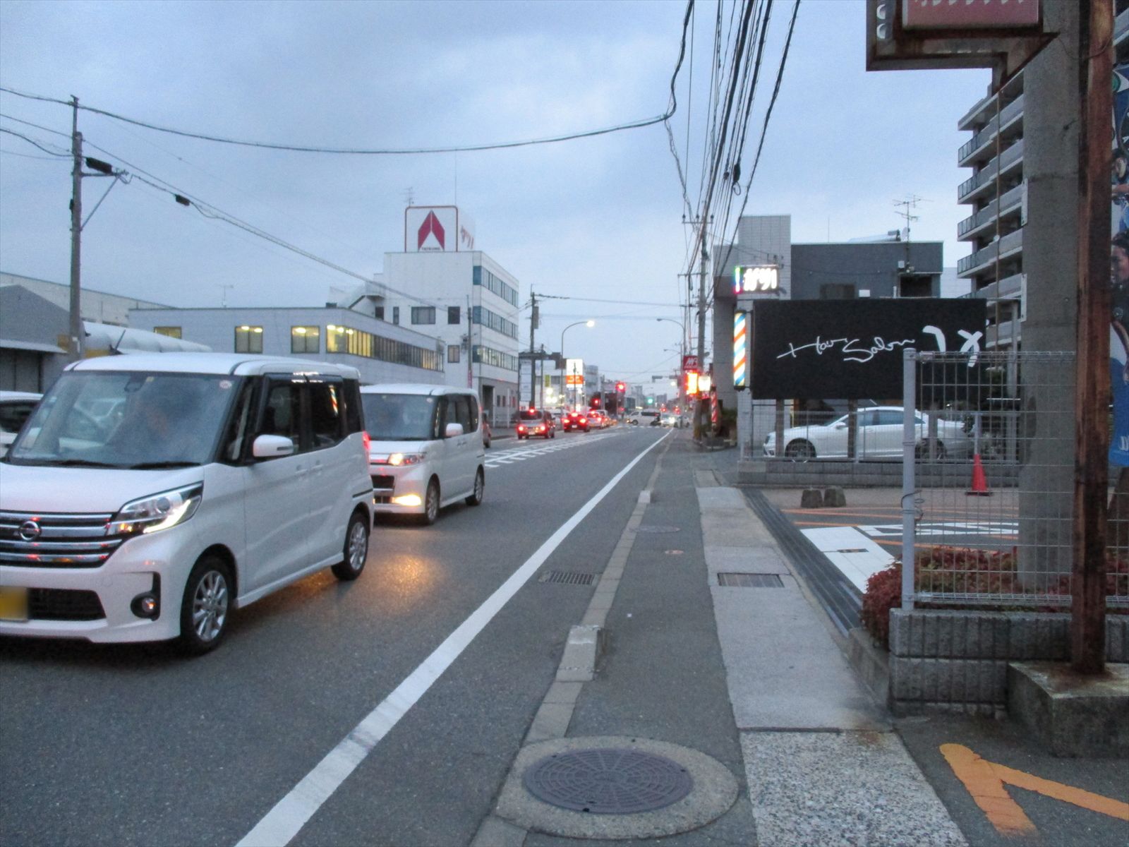 事務所前面の県道112号線