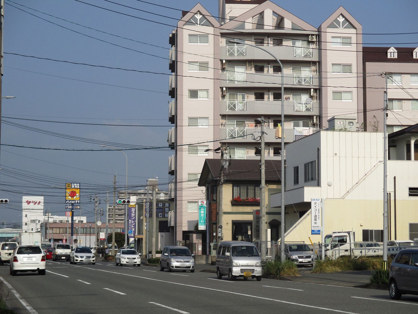 オフィスビル前面の通り