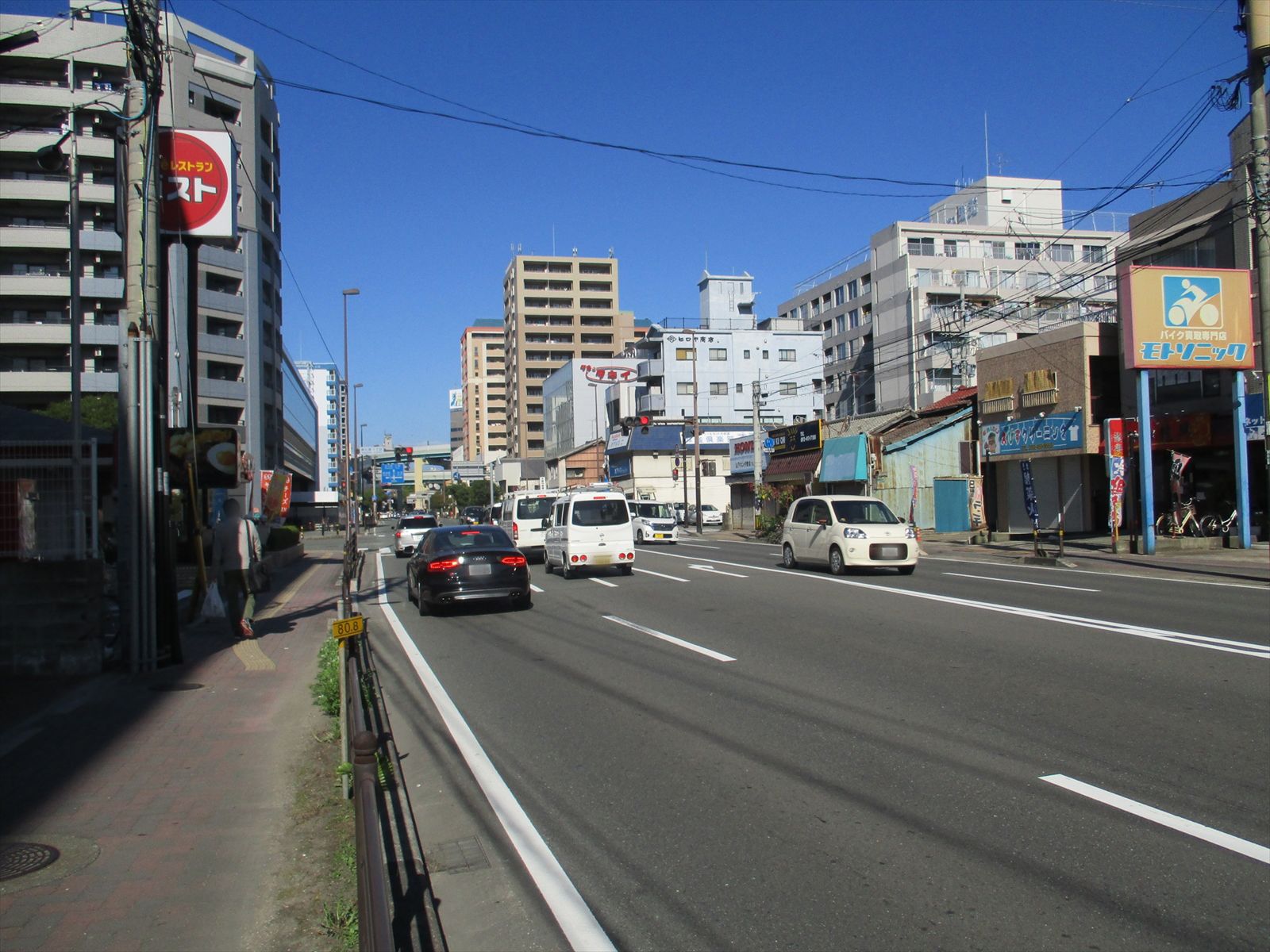 オフィスビル前面の国道3号線