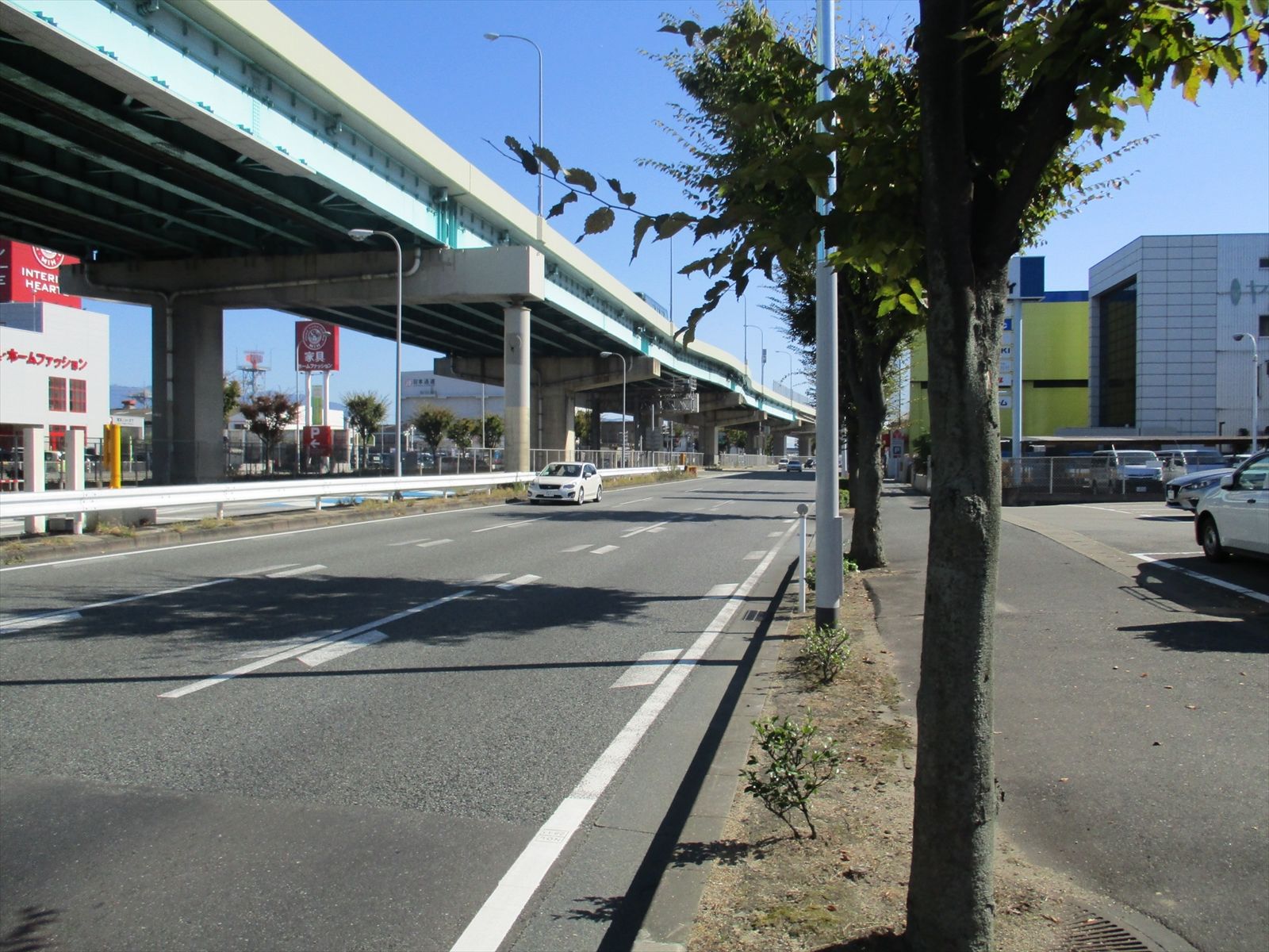 東比恵スクエアビル前面の国道3号線