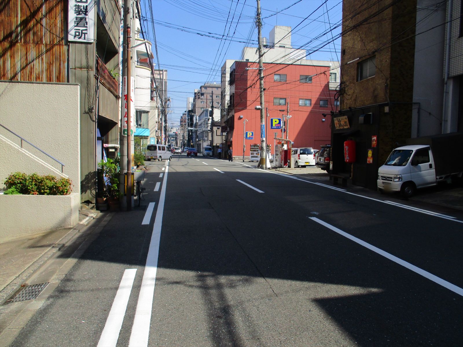 オフィスビル前面の横町筋