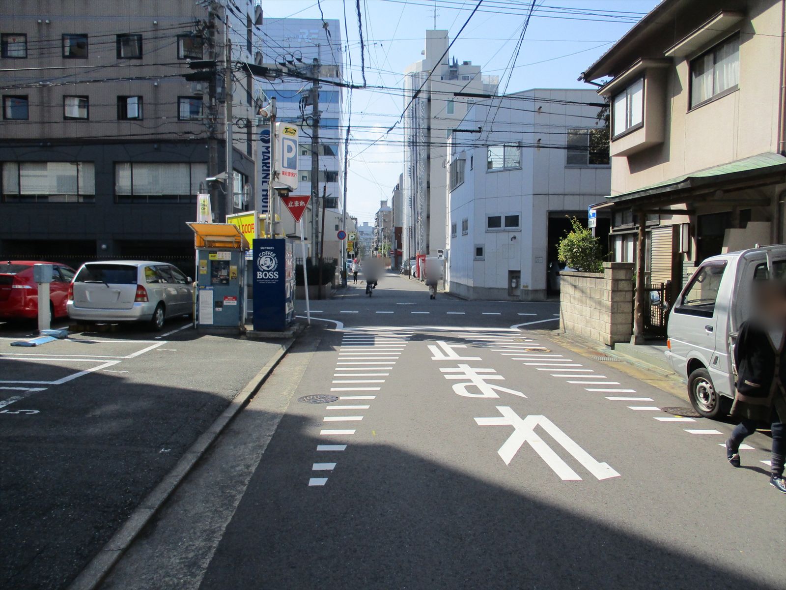 オフィスビル前面の通り