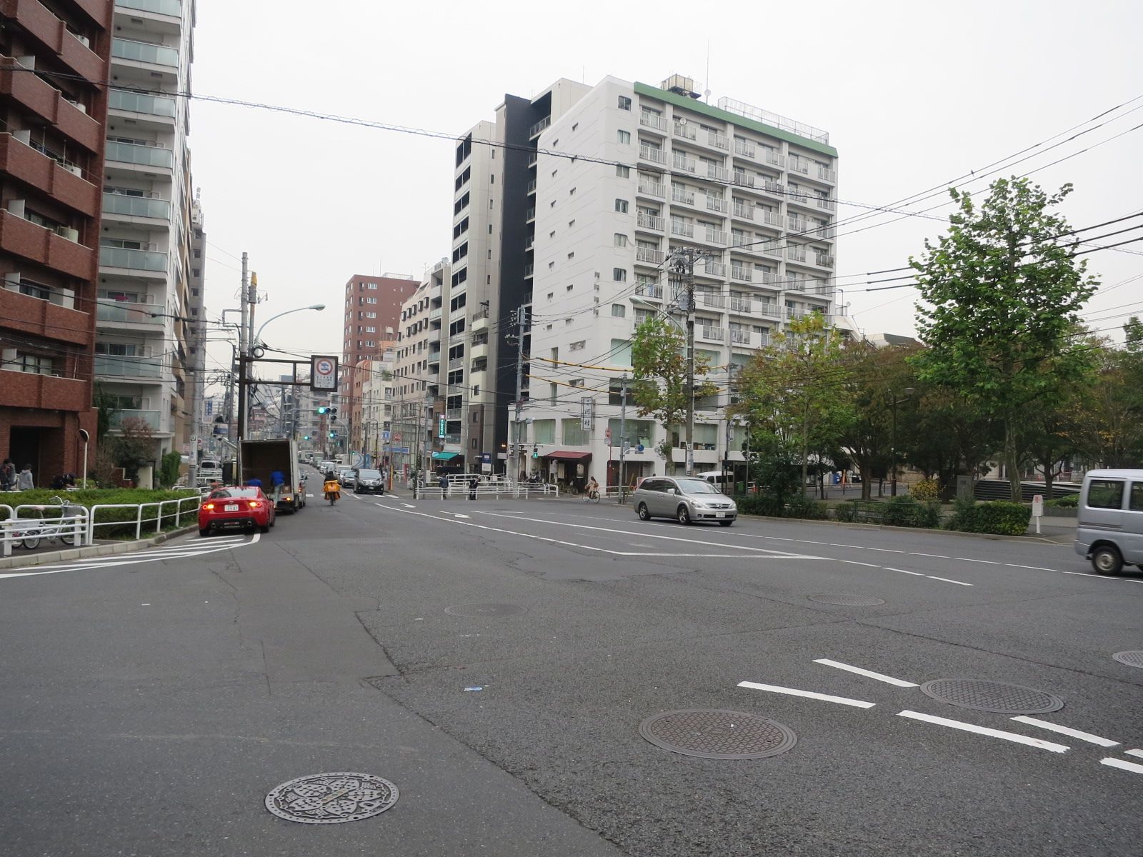 外苑東通り・市谷仲之町交差点向かい