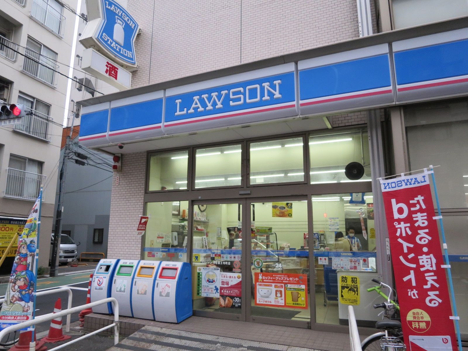 徒歩2分のローソン市谷薬王寺町店