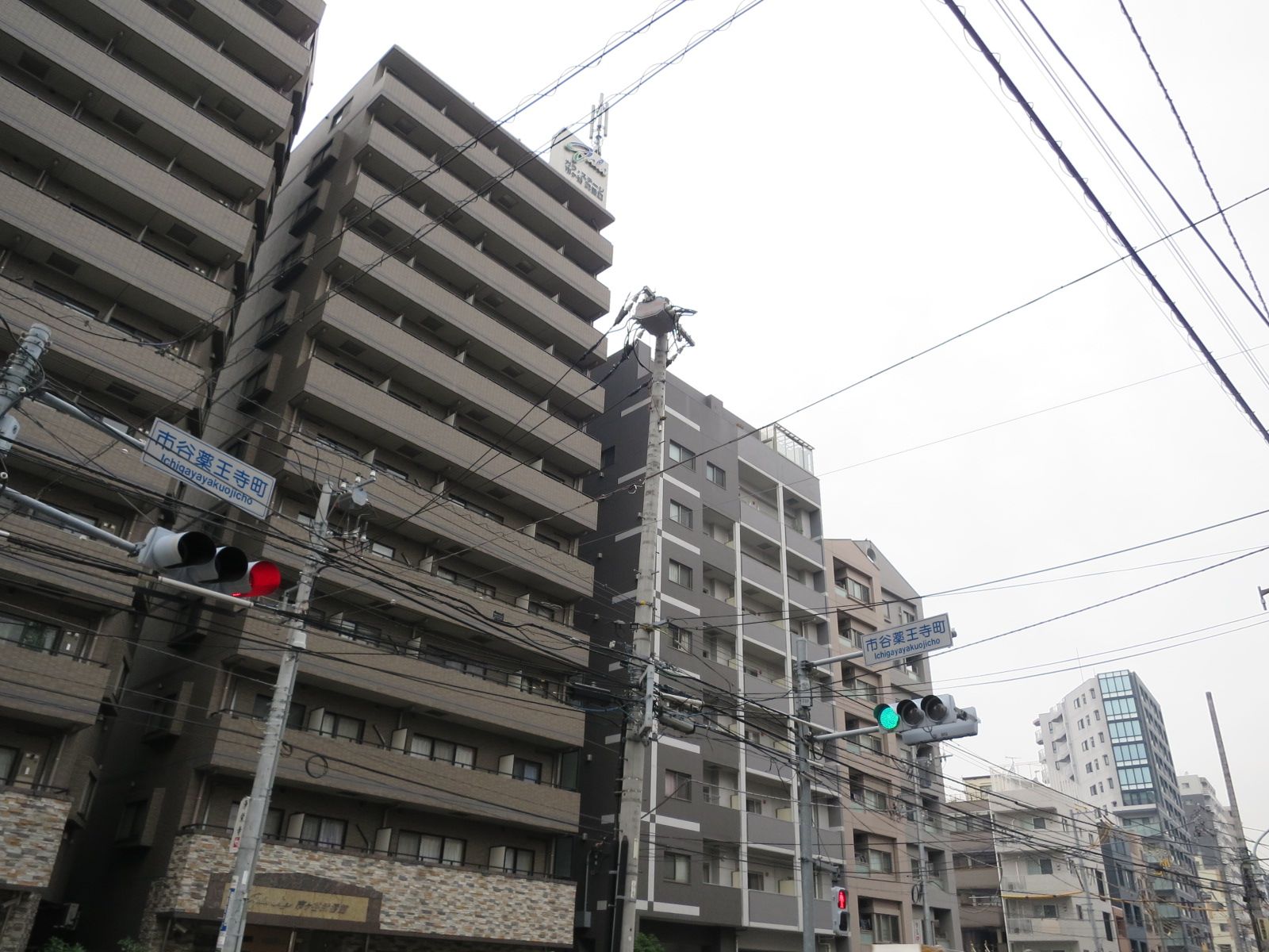 周囲はマンションが建ち並ぶエリア