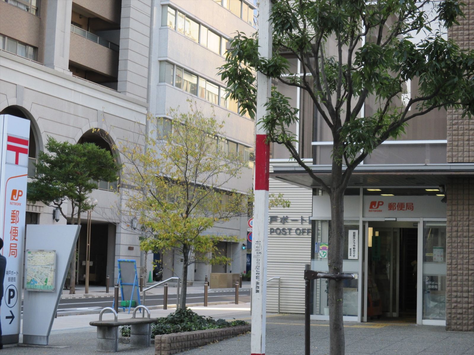 向かいの神戸ポート郵便局