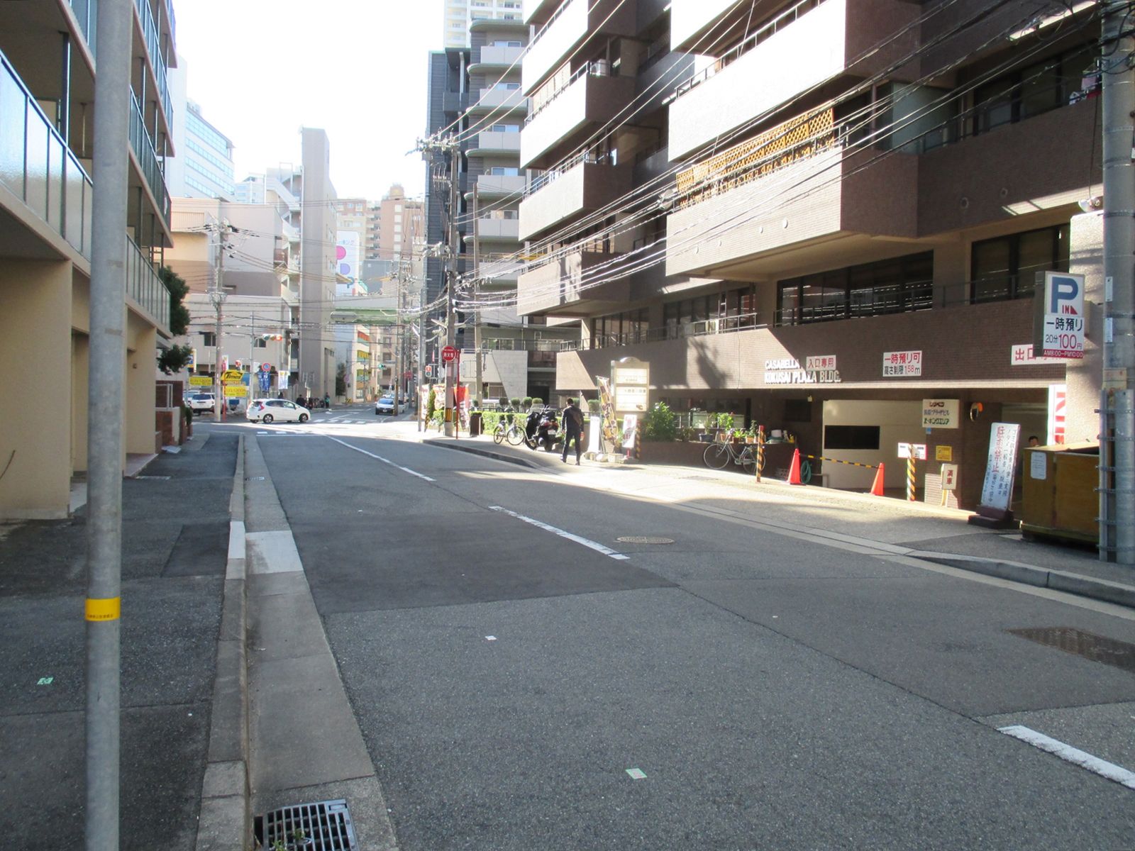 オフィスビル前面の通り