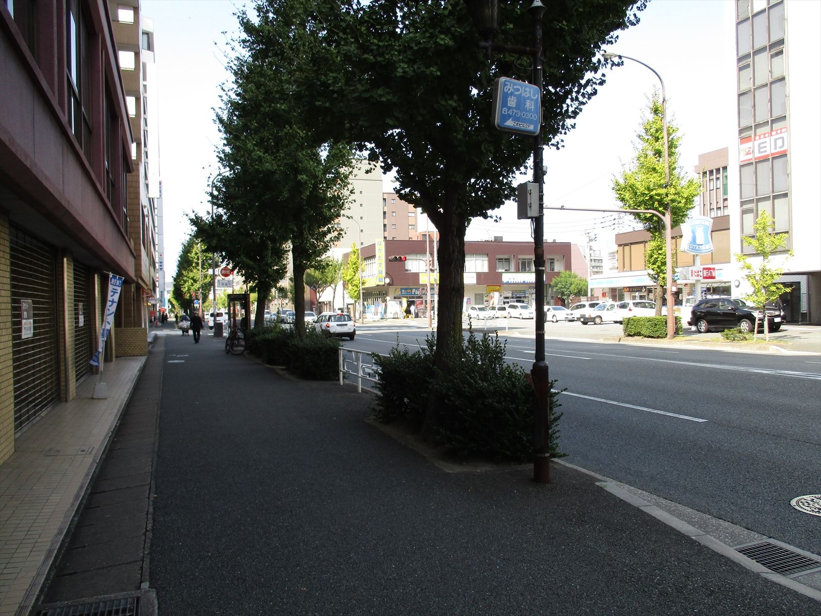 オフィスビル前面の筑紫通り