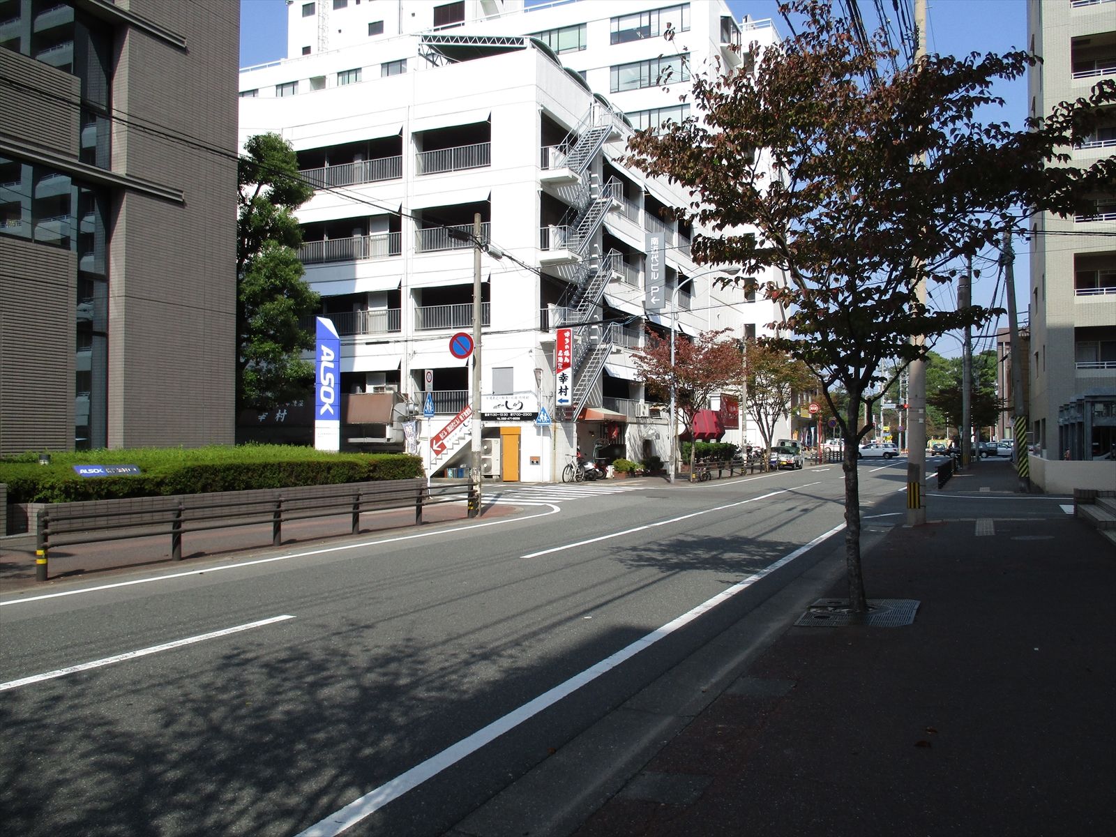 ファーストいずみビル前面の春住小南通り