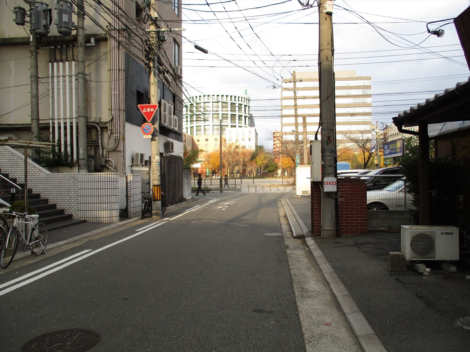 オフィスビル前面の通り