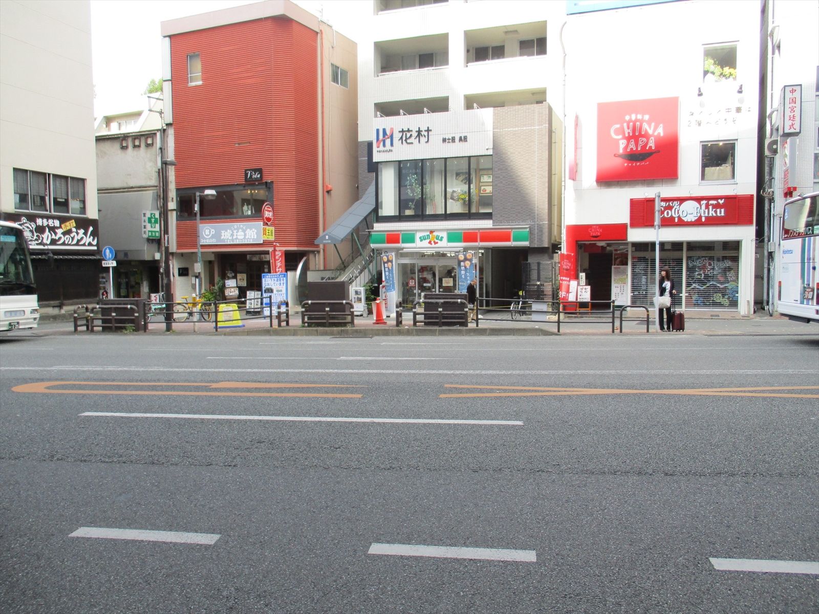 オフィスビル前面の道路