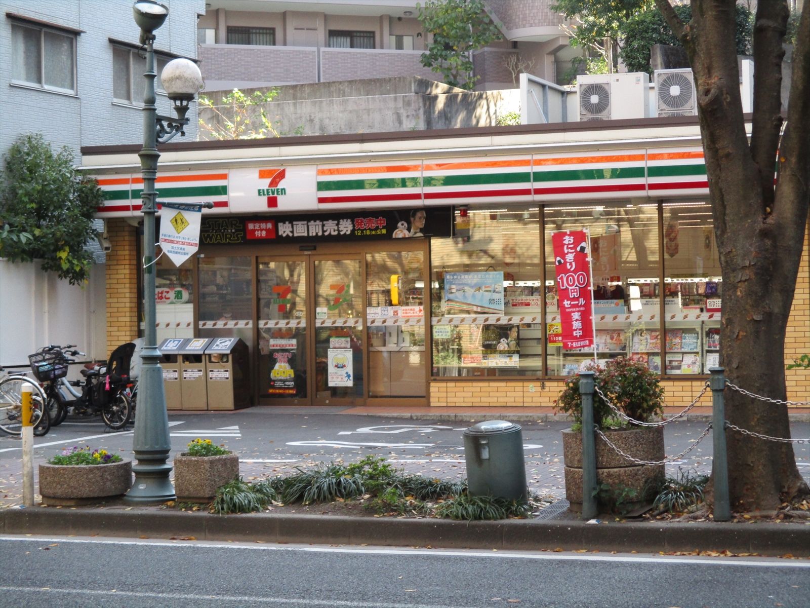 向かいのセブンイレブン福岡けやき通り店