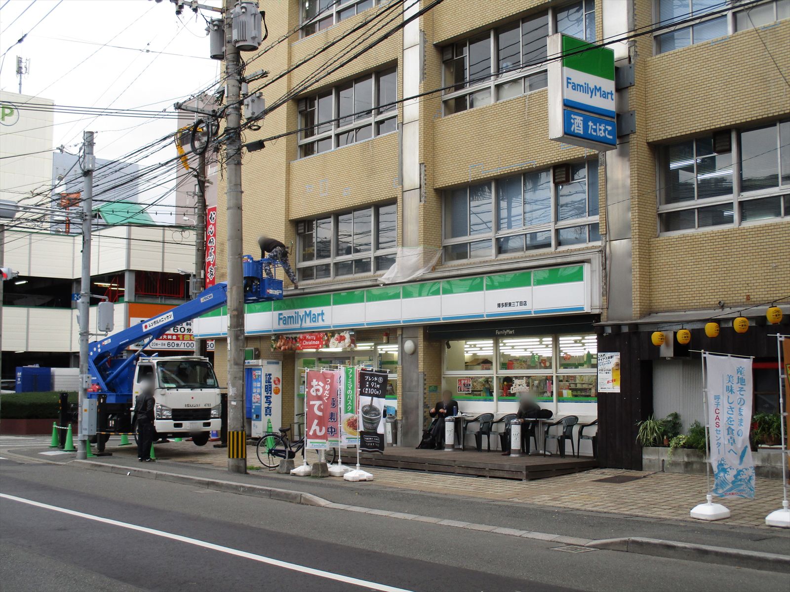 通り沿いのファミリーマート博多駅東三丁目店