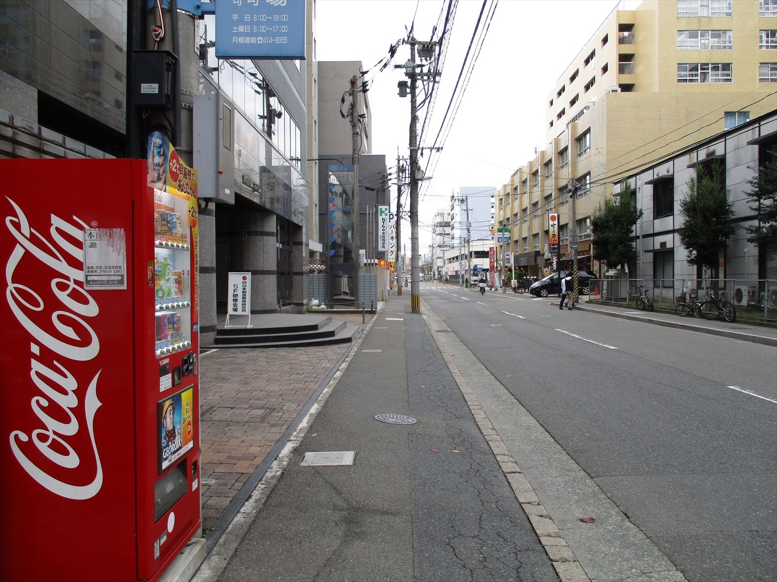 オフィスビル前面の通り