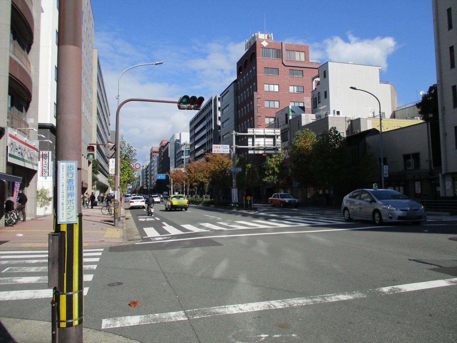 オフィスビル前面の烏丸通