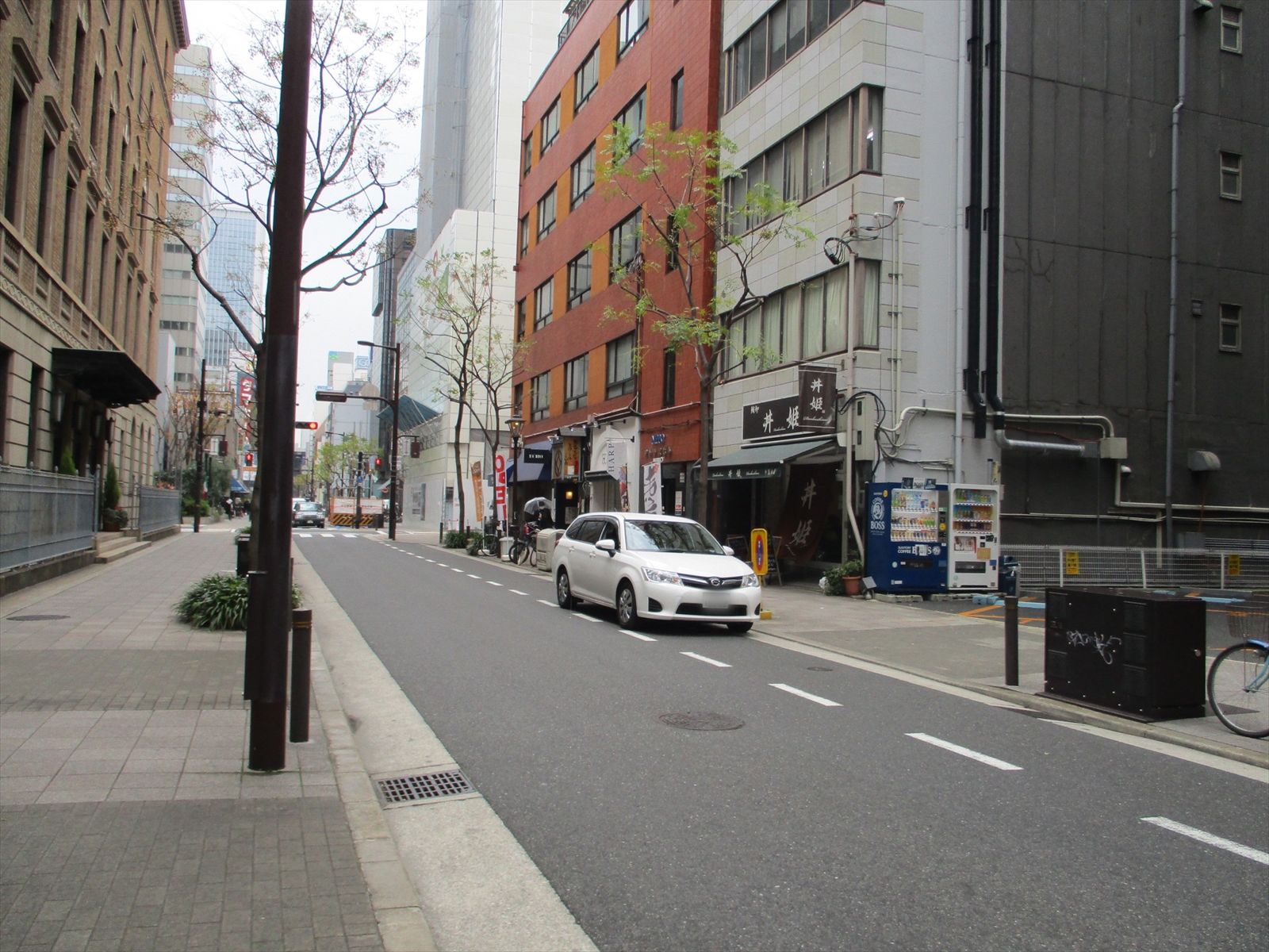 オフィスビル前面の通り