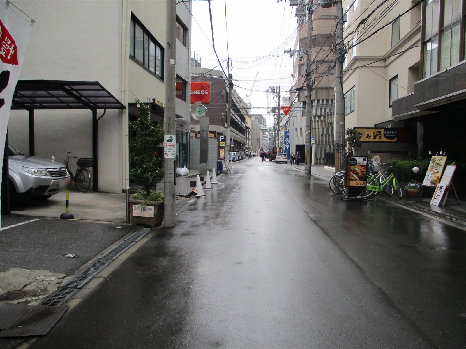 オフィスビル前面の通り