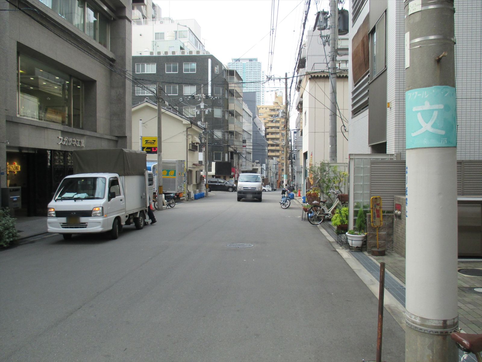 オフィスビル前面の通り