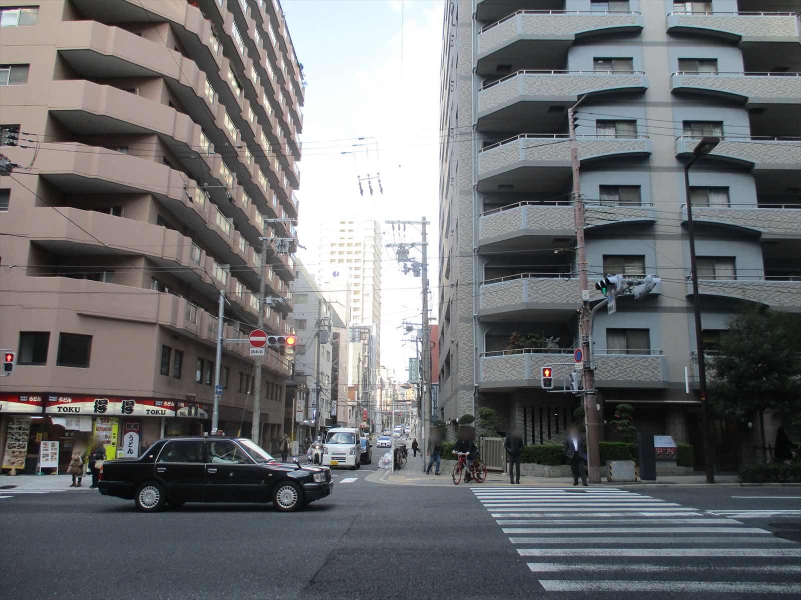 オフィスビル前面の本町通
