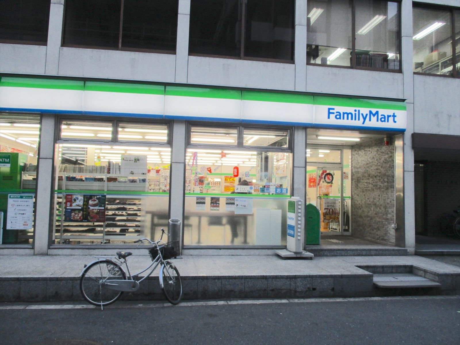 通り沿いのファミリーマート南船場1丁目