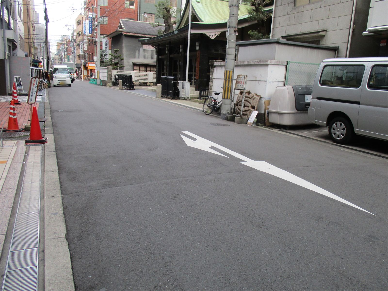 オフィスビル前面の通り