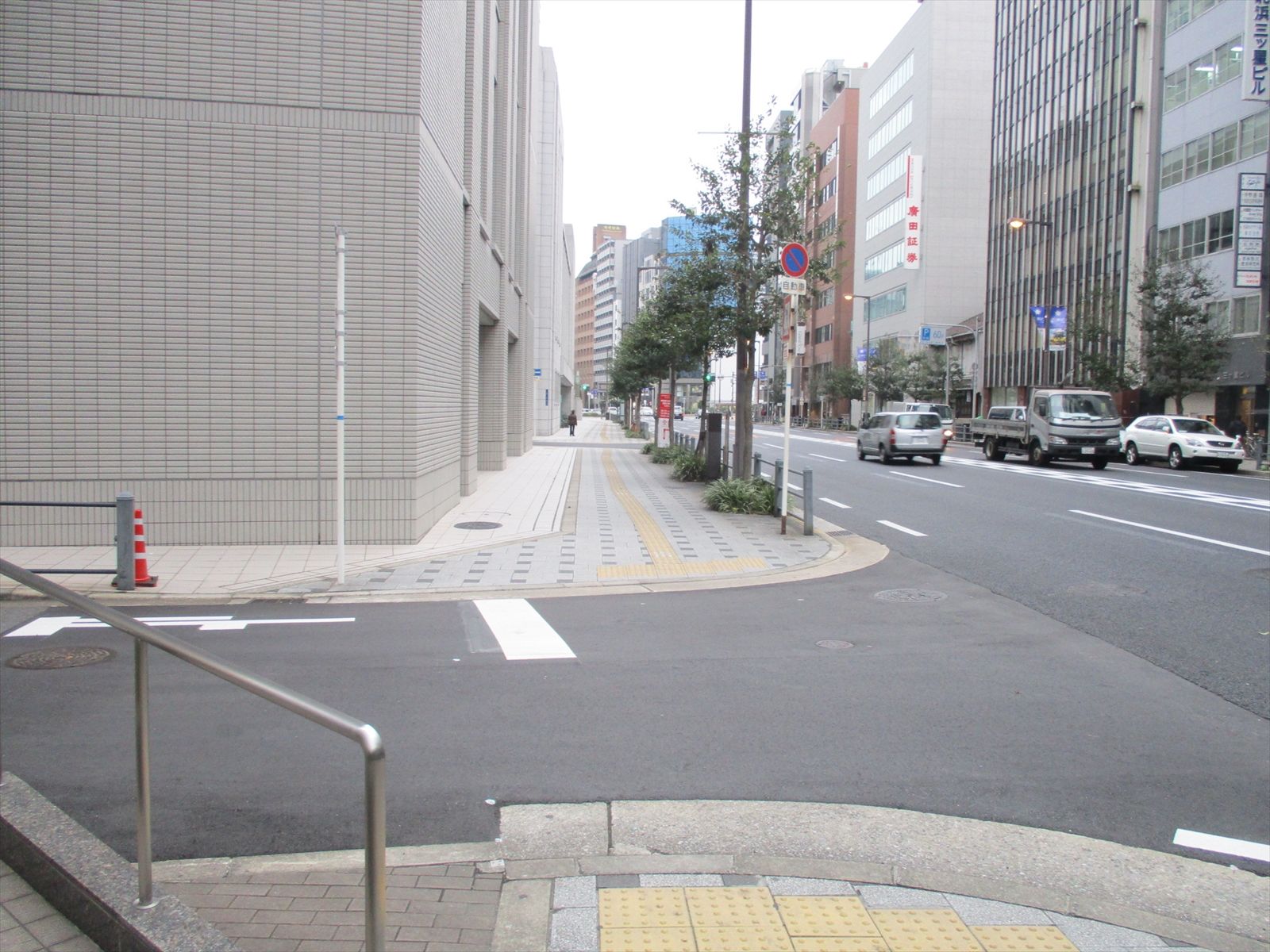 オフィスビル前面道路