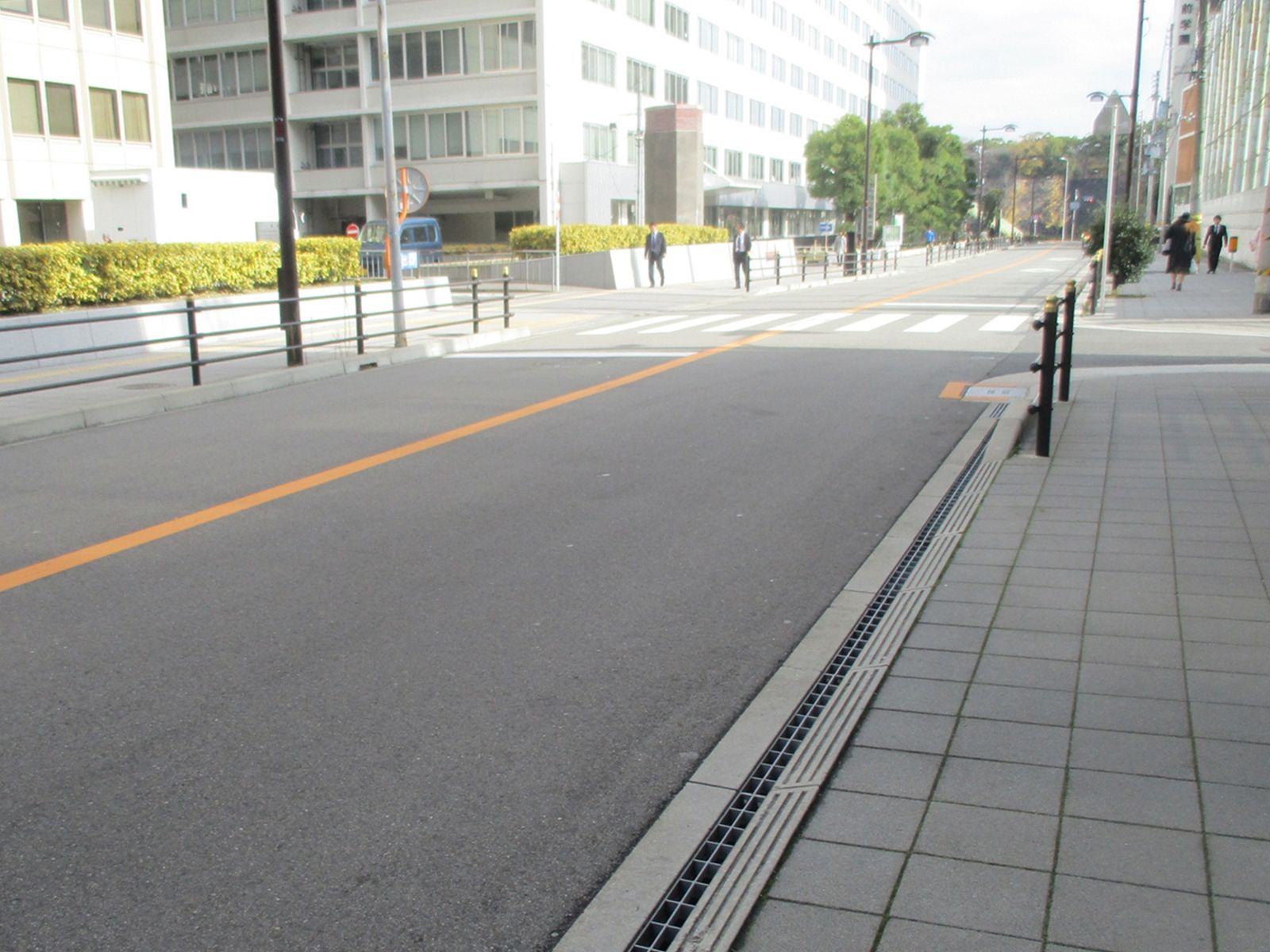 大手前ESTビル前面の高麗橋通