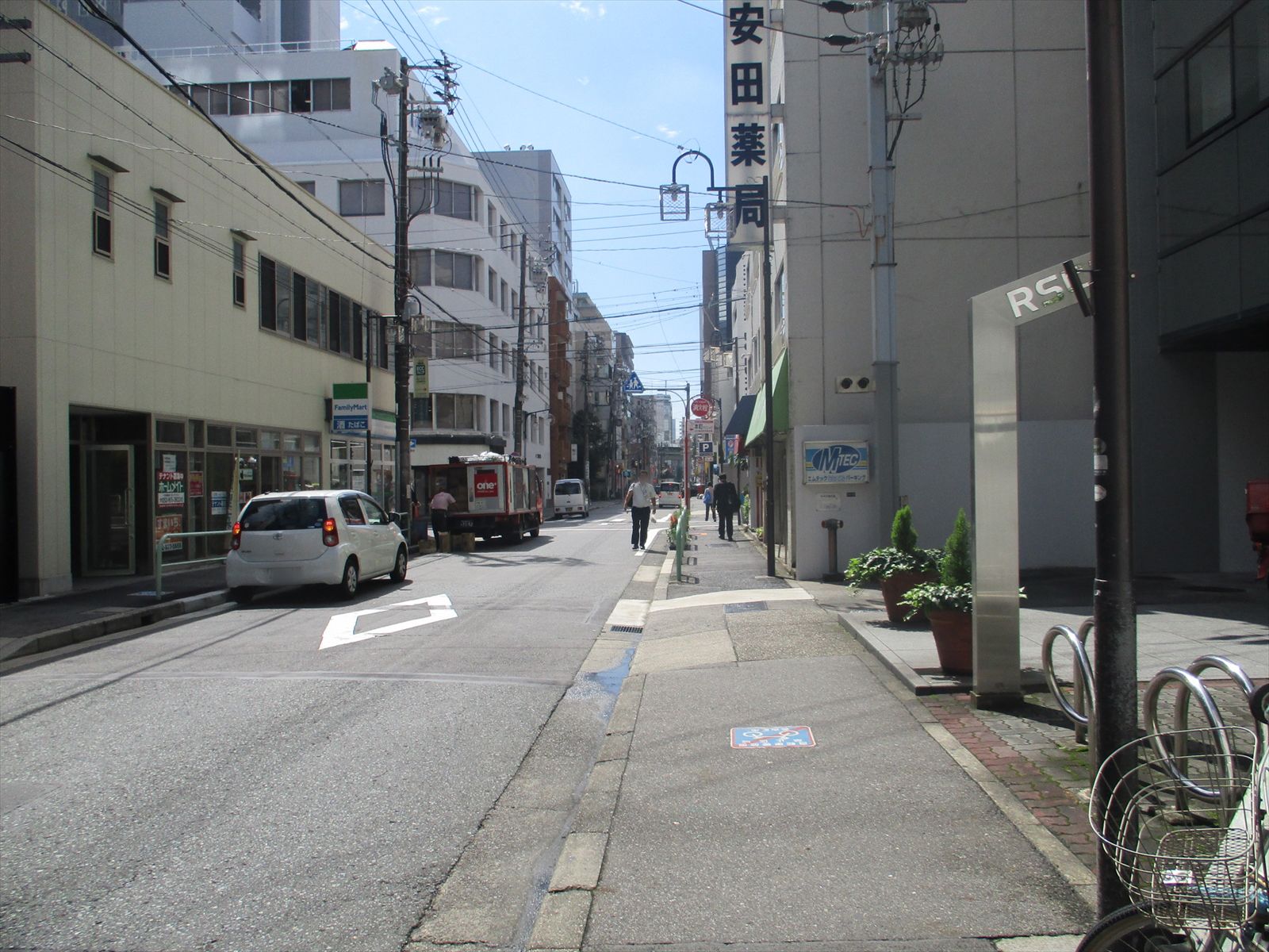 事務所前面の御園通