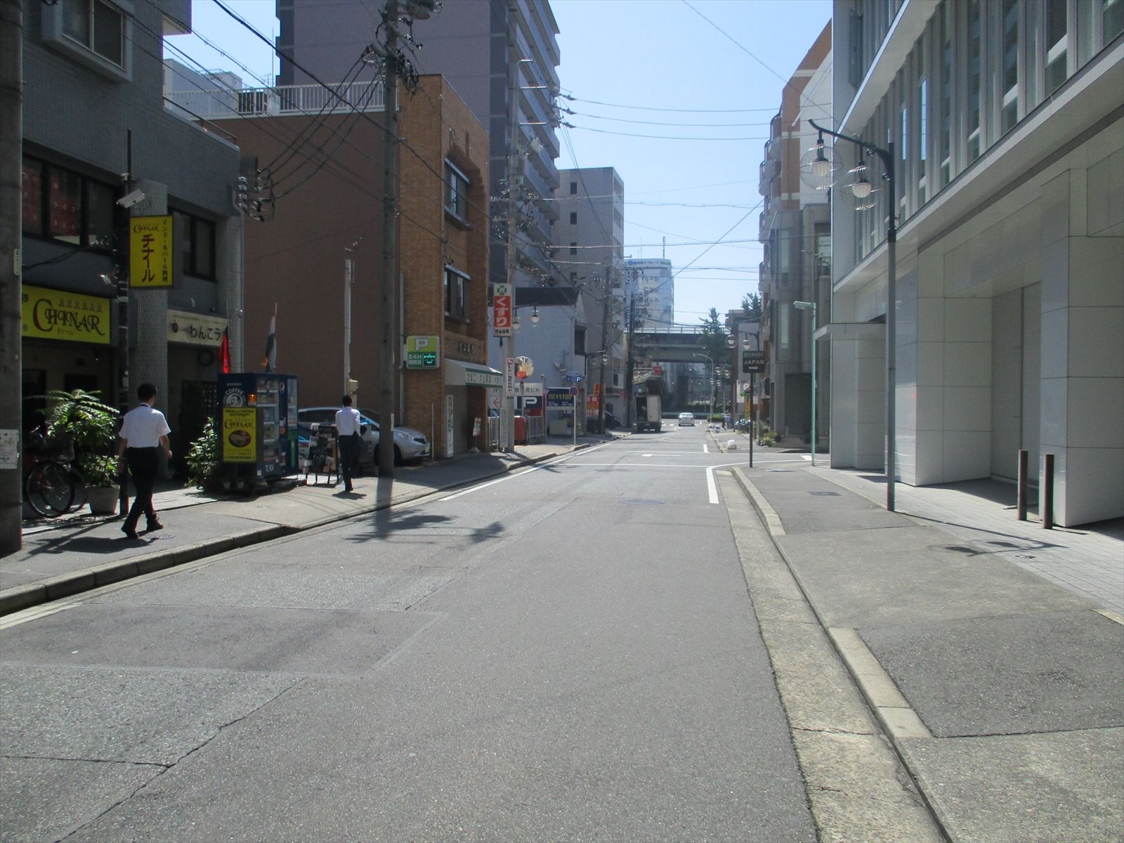 事務所前面の御園通