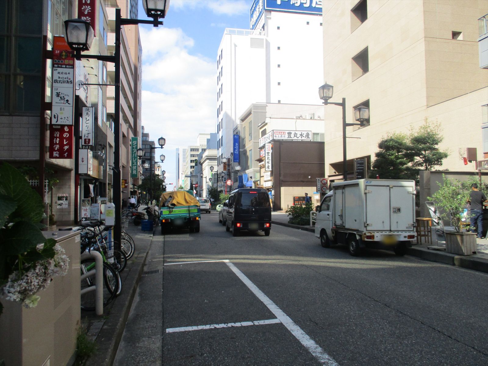ニュープラスビル前面の桑名町通