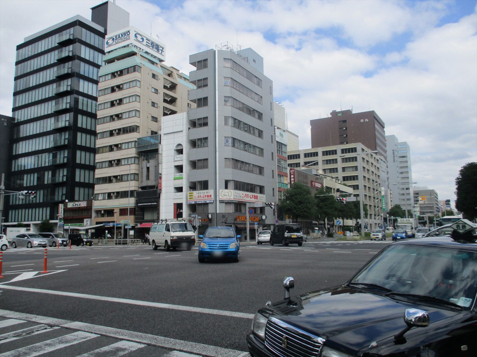 オフィスビル前面の錦通伏見交差点