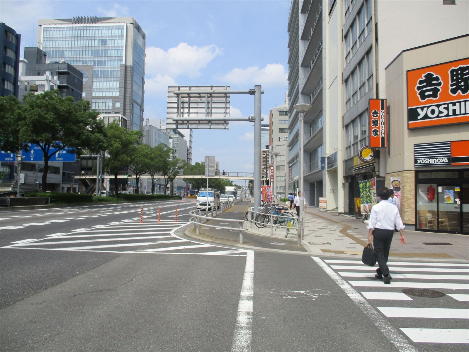 事務所前面の伏見通