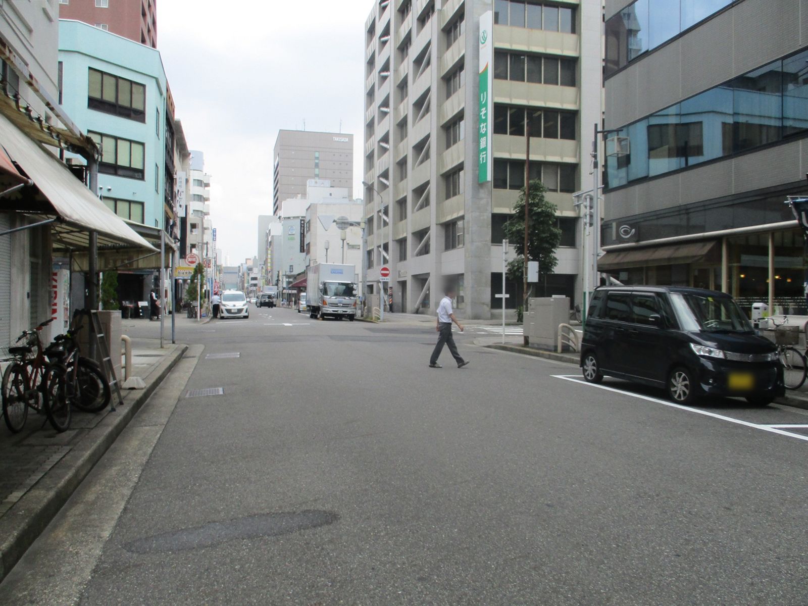 オフィスビル前面の本重町通