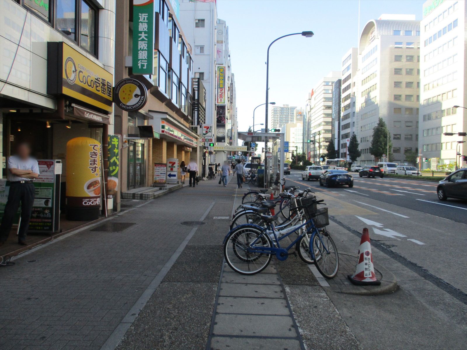 オフィスビル前面の大津通