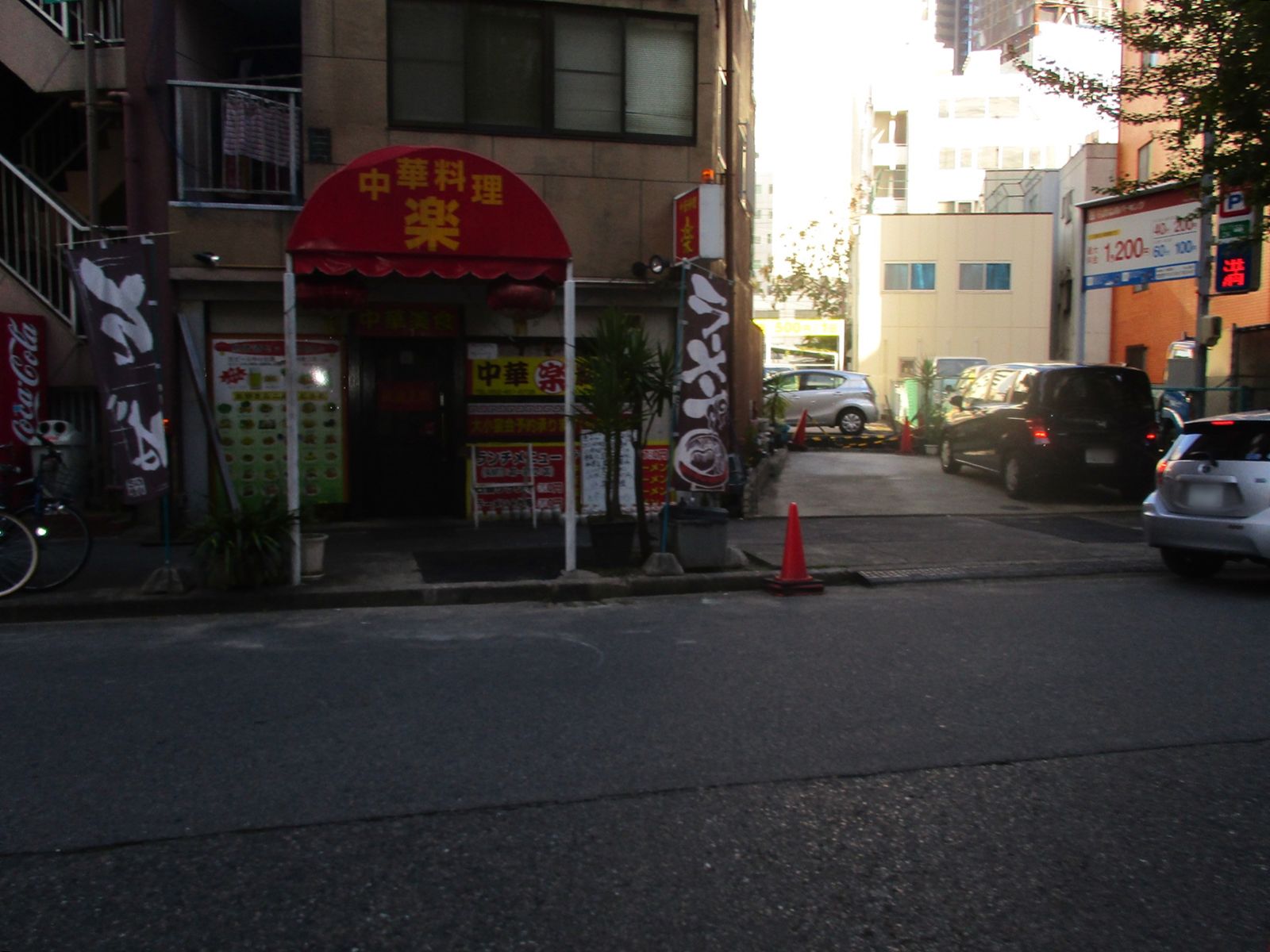 向かいの中華料理屋