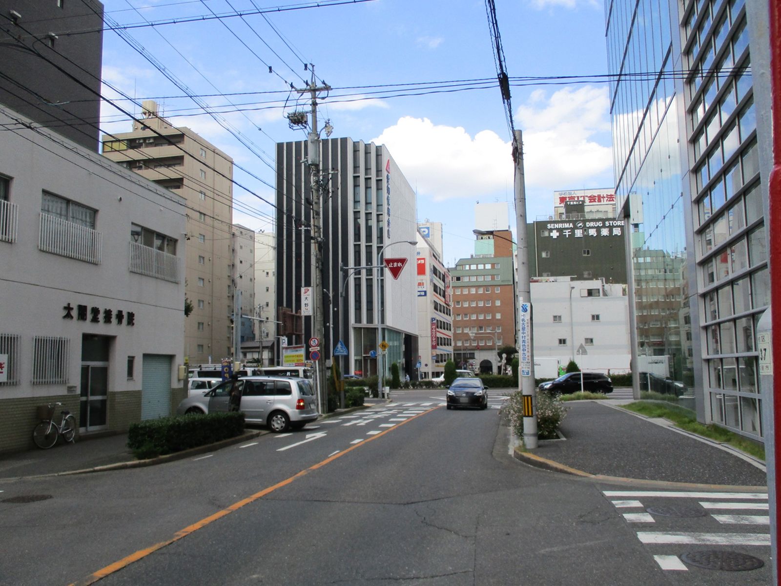 秀幸ビル前面の通り