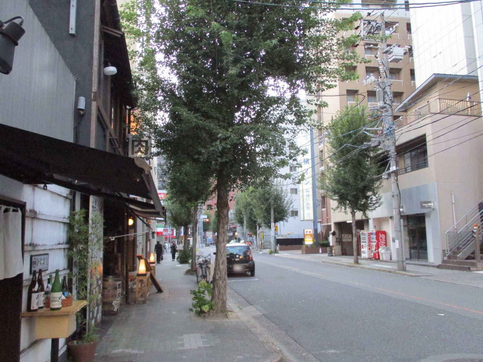 オフィスビル前面の通り