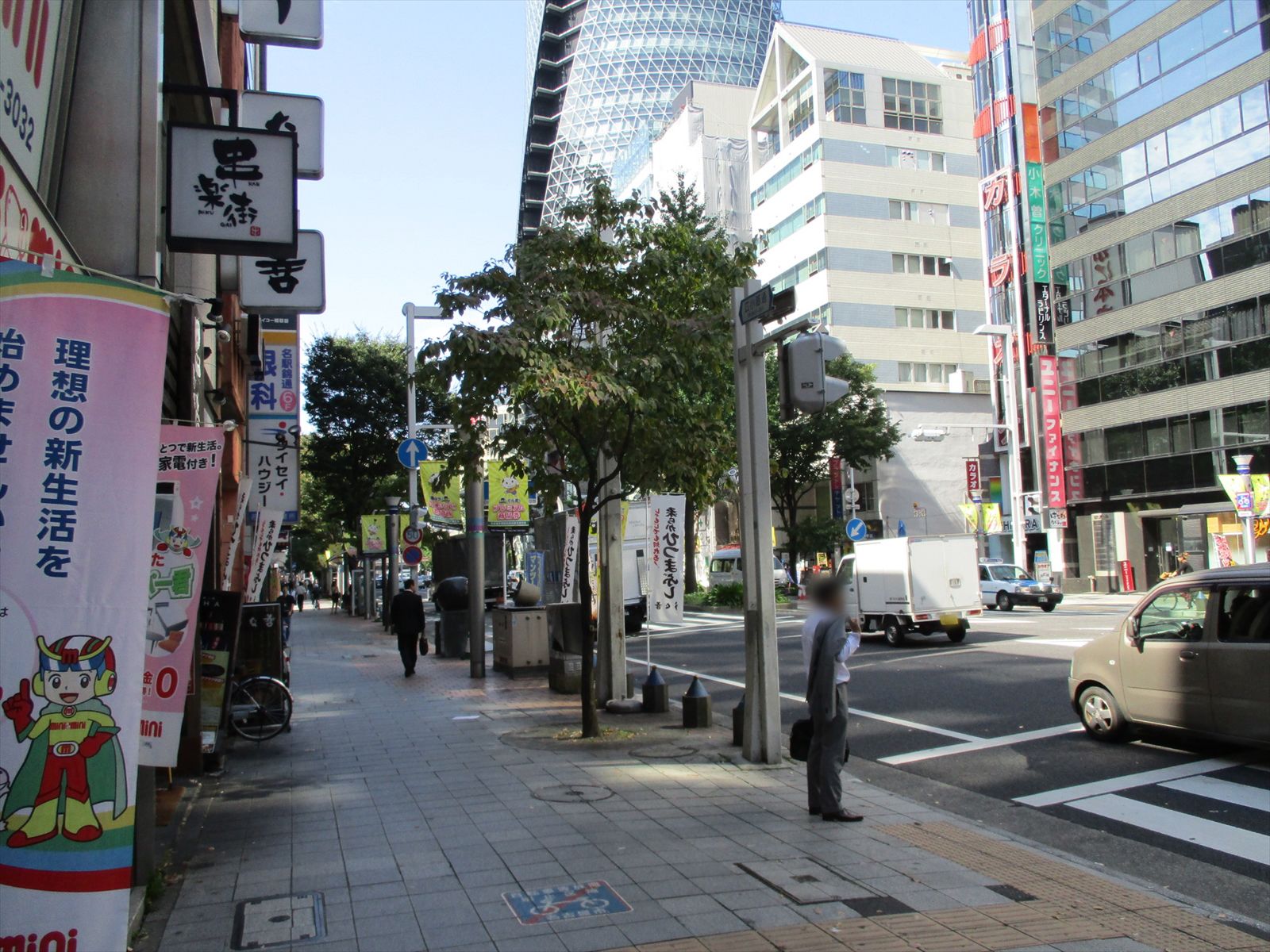 オフィスビル前面の広小路通