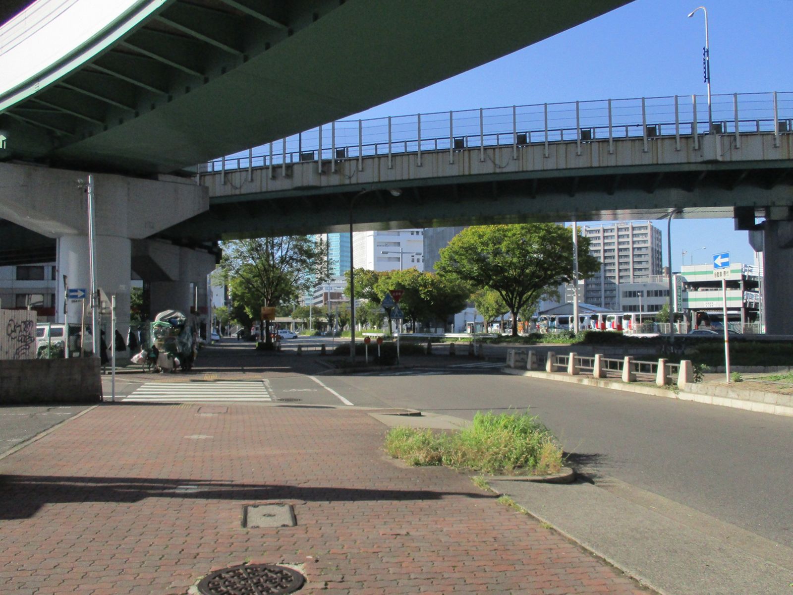 名駅ユタカビル前面の道路
